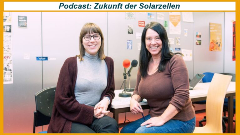 Moderatorin und Physikerin diskutieren die Zukunft der Solarzellen und der Energiewende im Podcast.