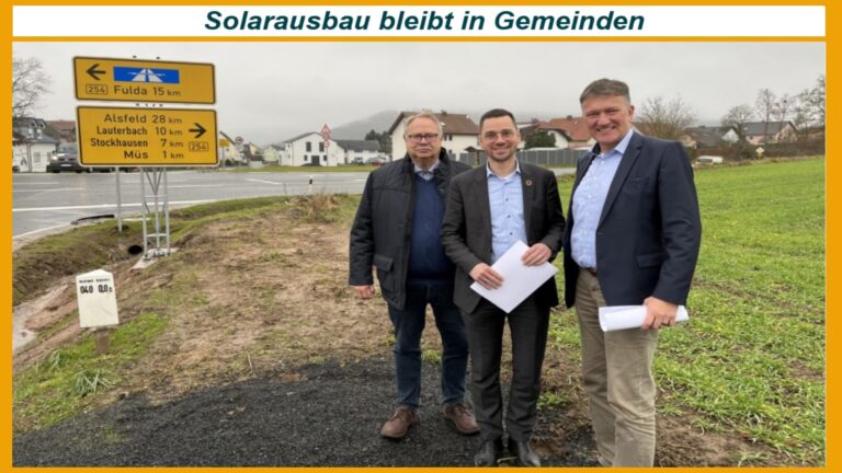 Foto von Akteuren in freier Natur, die den Ausbau von Freiflächen-Photovoltaikanlagen vorantreiben.