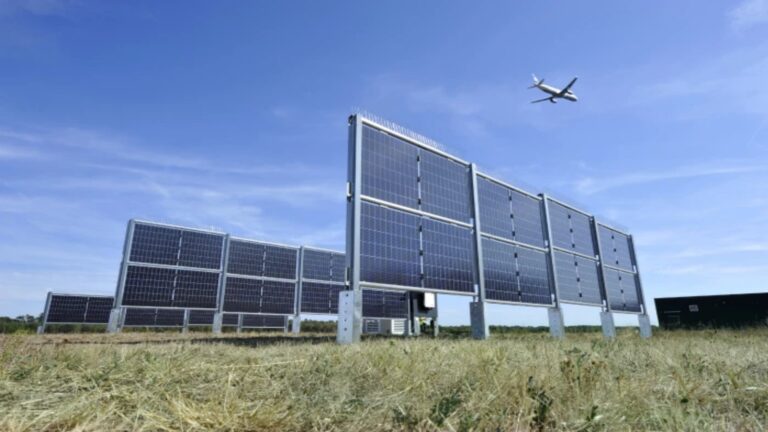 Foto des Baubeginns der weltgrößten vertikalen Photovoltaikanlage am Flughafen Frankfurt.