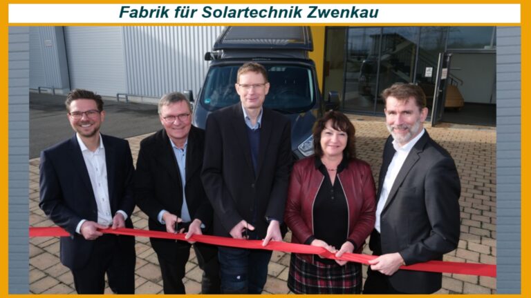 Eröffnung der Solarfabrik in Zwenkau: Banddurchschnitt durch die Akteure zur Produktion von Solartechnik für Fahrzeuge.