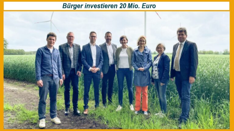 Die Initiatoren der Bürgerenergiegenossenschaft stehen vor einem Feld, auf dem Solarprojekte geplant sind.