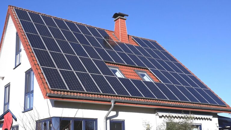 Dach mit installierter Solaranlage: Umfrage zeigt hohe Nachfrage nach Photovoltaik in Deutschland.