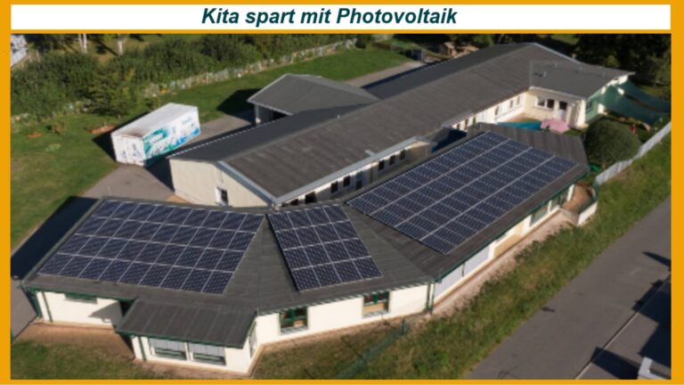 Luftbild der Kindertagesstätte Rothenkirchen mit Photovoltaikanlage auf dem Dach.