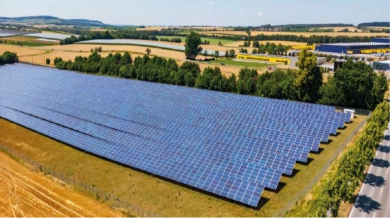 Freiflächen-Photovoltaikanlage mit vielen Solarpaneelen, die Strom für die Energiewende erzeugt.