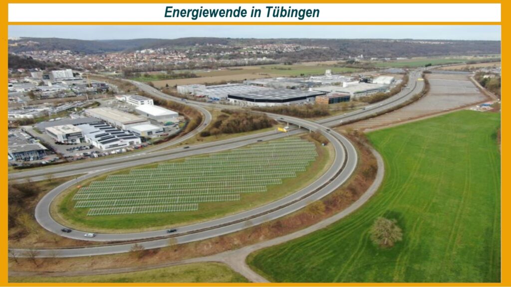 Luftaufnahme des neuen Solarparks „Traufwiesen“ bei Tübingen mit 15.000 Photovoltaik-Modulen.