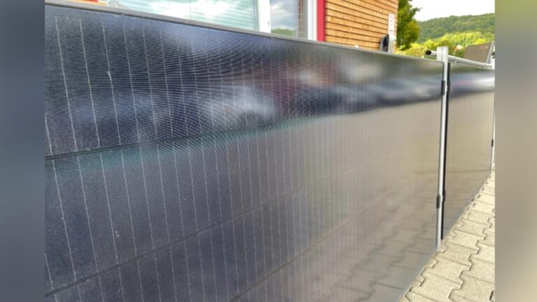 Solarzaun ergänzt Solaranlage zur ganzjährigen Stromerzeugung, besonders im Winter.