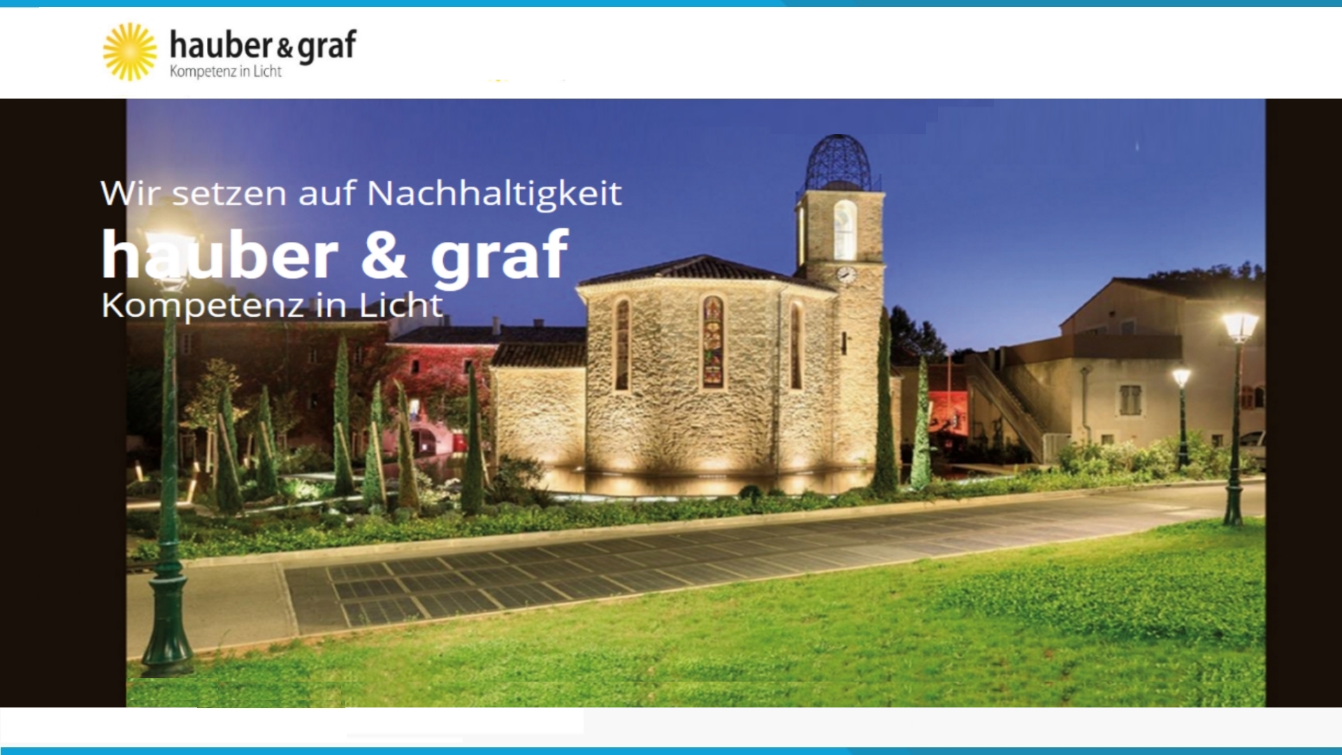 Weg mit PC-Strombeleuchtung neben einer Kirche, bereitgestellt von hauber & graf GmbH.