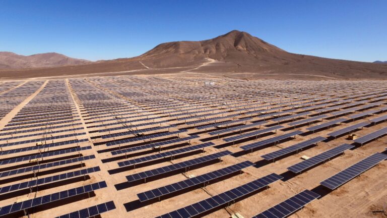 Blick auf eine große Solaranlage in der Wüste, Beispiel für erneuerbare Energien.