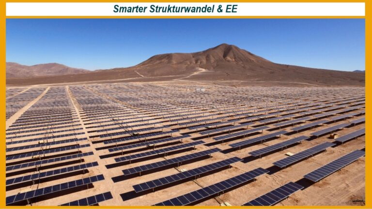Blick auf eine große Solaranlage in der Wüste, Beispiel für erneuerbare Energien.
