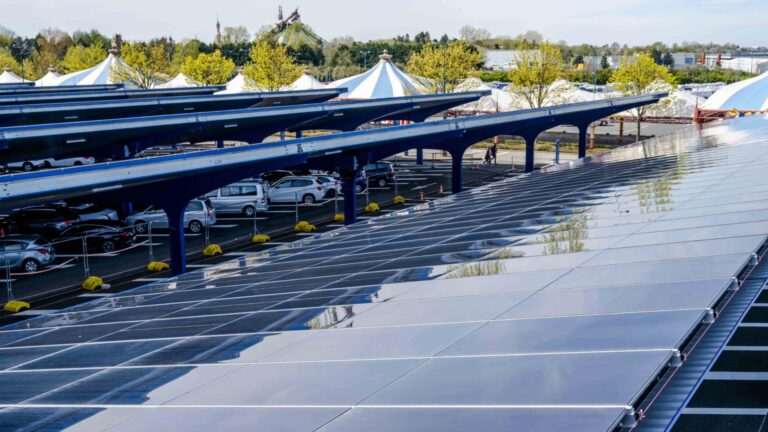 Die größte Solar-Parkplatzüberdachung Europas bei Disneyland Paris liefert 36 GWh erneuerbare Energie.