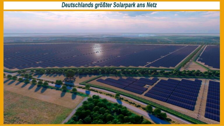 Luftaufnahme des größten Solarparks Deutschlands in Witznitz bei Leipzig, vollständig ans Netz angeschlossen.