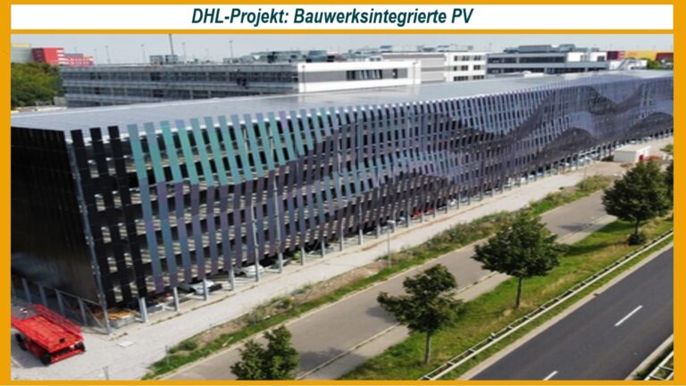 Fassade des DHL-Gebäudes in Leipzig mit integrierten Photovoltaik-Modulen.