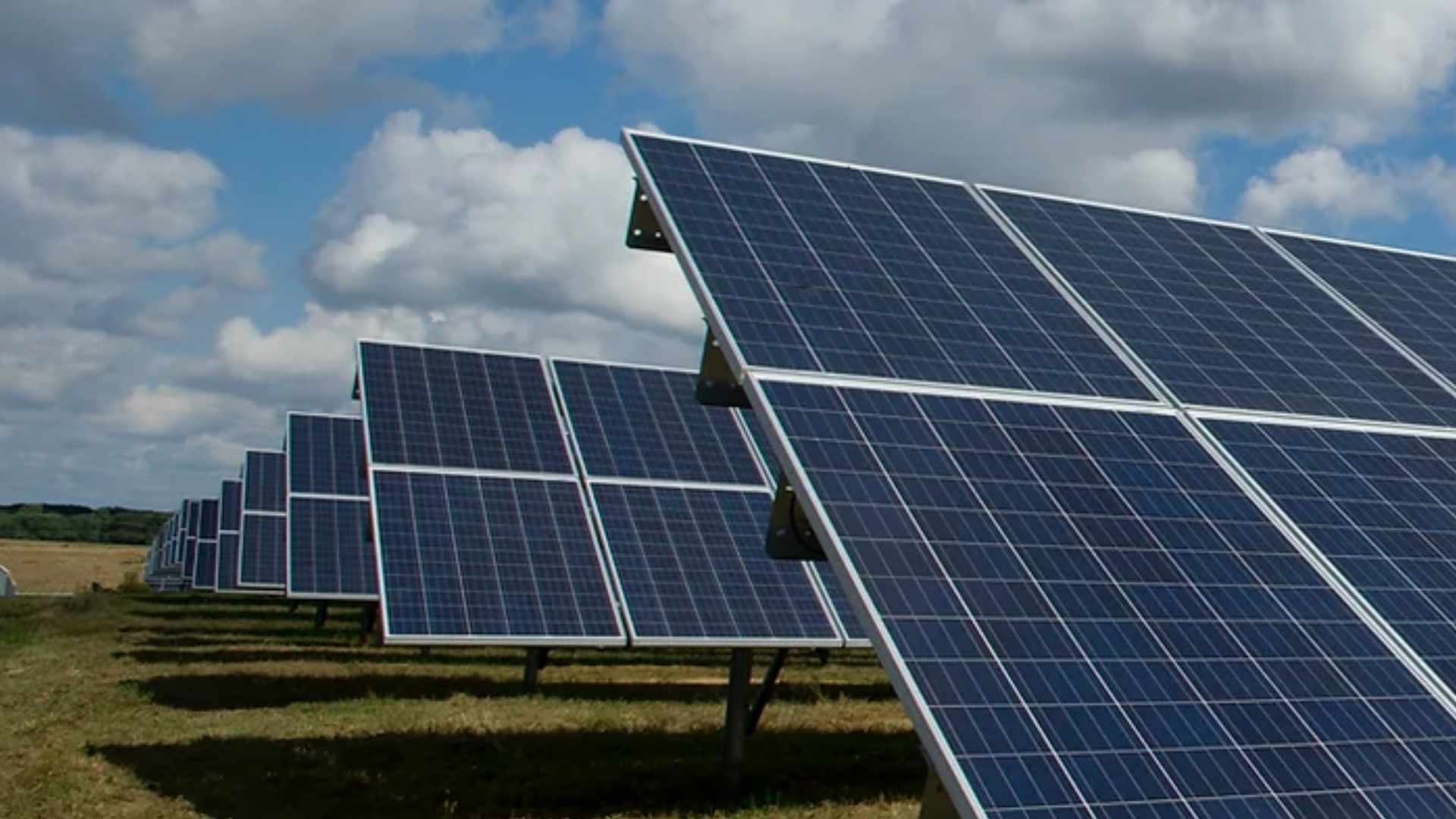 Große Freiflächen-Photovoltaikanlage von ksolar, die zur nachhaltigen Energiegewinnung beiträgt.