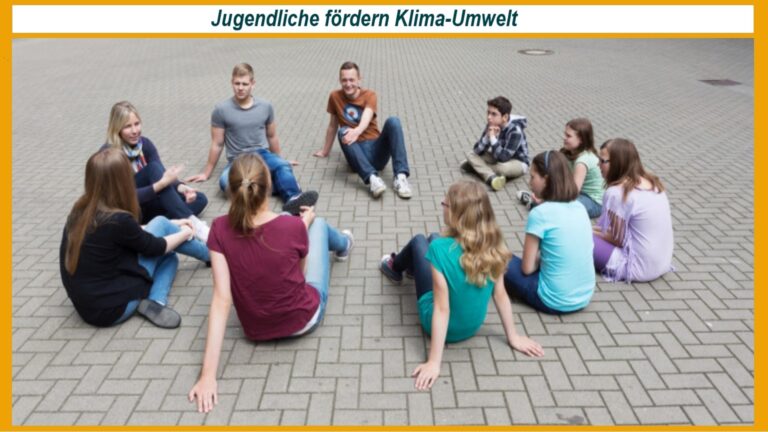 Eine Gruppe Jugendlicher sitzt im Kreis auf der Erde