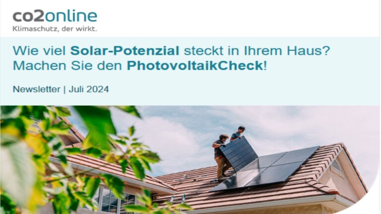 Techniker montieren Photovoltaikmodule auf einem Dach bei sonnigem Wetter.