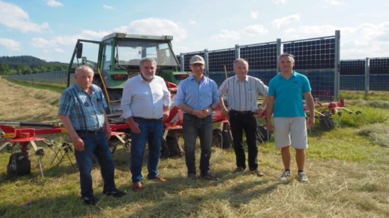 Bundeslandwirtschaftsminister Cem Özdemir mit anderen Akteuren im Next2Sun Agri-Solarpark Donaueschingen-Aasen.