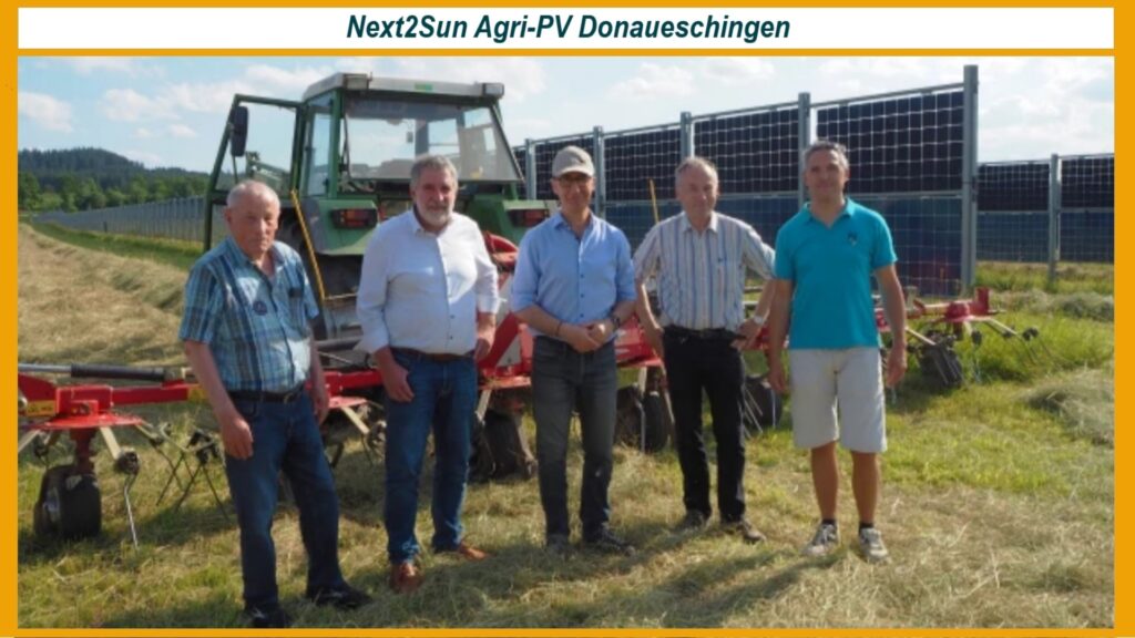 Bundeslandwirtschaftsminister Cem Özdemir mit anderen Akteuren im Next2Sun Agri-Solarpark Donaueschingen-Aasen.