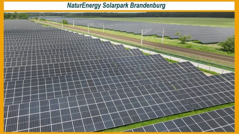 Solarpark Groß Lubolz in Lübben, Brandenburg, mit Solarmodulen entlang einer Bahntrasse.