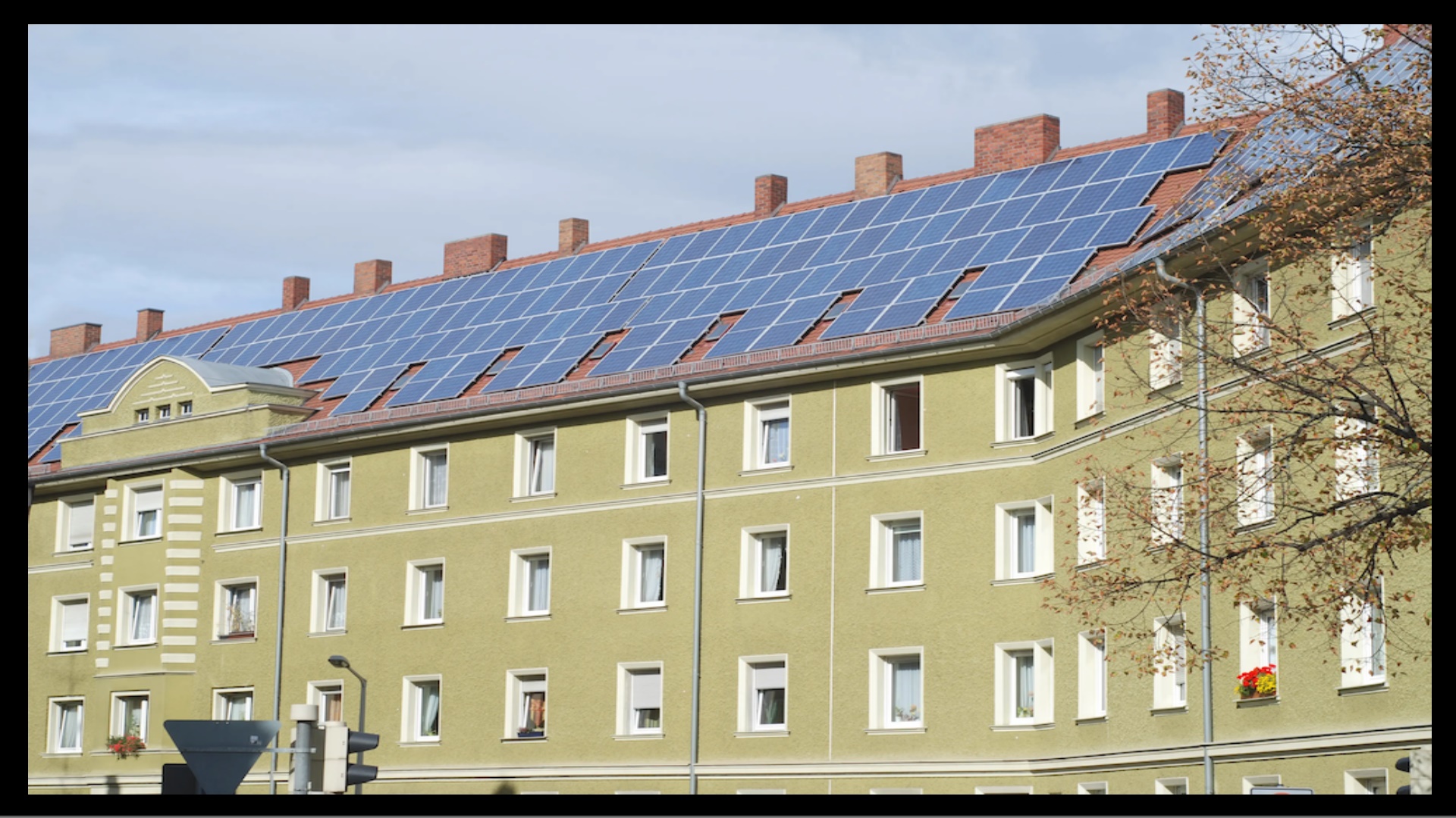 Alva Energie GmbH – Langer Wohnblock mit Photovoltaikanlagen und innovativen Energiespeicherlösungen.