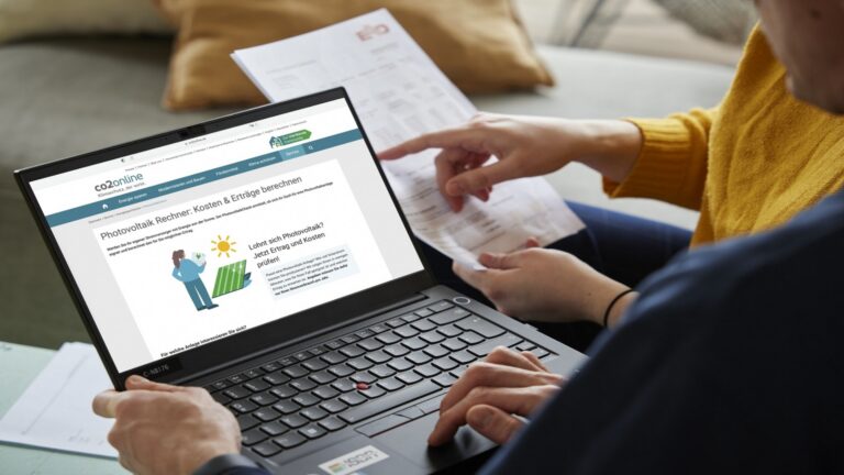 Person nutzt einen Computer zur Berechnung der Wirtschaftlichkeit einer Photovoltaikanlage mit einem Online-Tool.