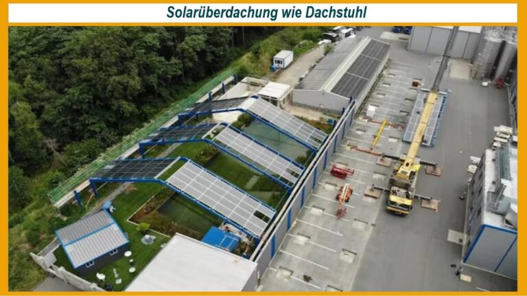 Die semi-transparente Photovoltaik-Anlage wird wie ein Dachstuhl über einem Löschwasserbecken montiert.