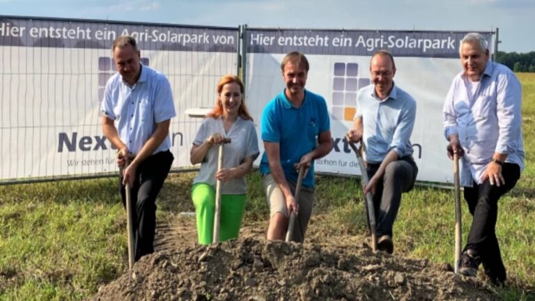 Feierlicher Spatenstich für den Agri-Solarpark Krauscha mit Politikern und Projektbeteiligten in Neißeaue, Sachsen.