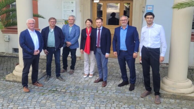 Ministerpräsident Michael Kretschmer, Detlef Neuhaus von SOLARWATT, Schulleiterin Kathrin Capitain und Bürgermeister René Schöne präsentieren das Solarprojekt für die Oberschule Kodersdorf.