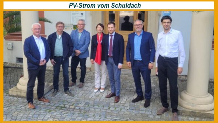 Ministerpräsident Michael Kretschmer, Detlef Neuhaus von SOLARWATT, Schulleiterin Kathrin Capitain und Bürgermeister René Schöne präsentieren das Solarprojekt für die Oberschule Kodersdorf.