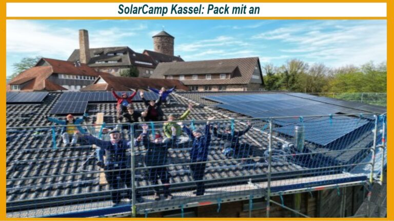 Teilnehmer des SolarCamps Kassel arbeiten auf einem Dach an einer Photovoltaikanlage, um die Energiewende voranzutreiben.