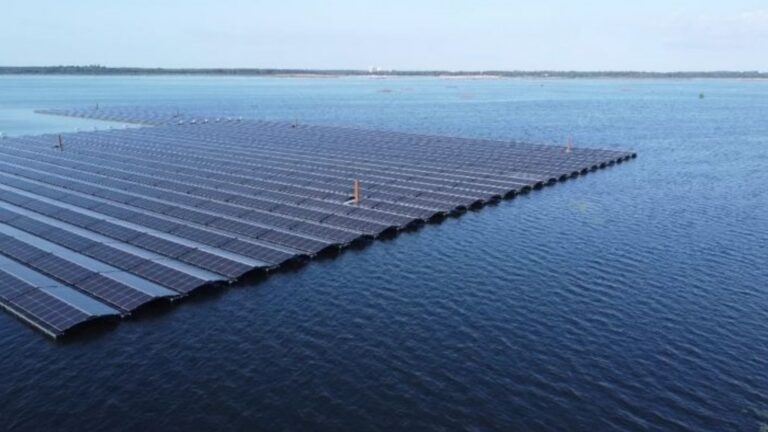 Schwimmende Photovoltaikanlage auf dem Cottbuser Ostsee, die Strom für tausende Haushalte produziert und zur Energiewende beiträgt.