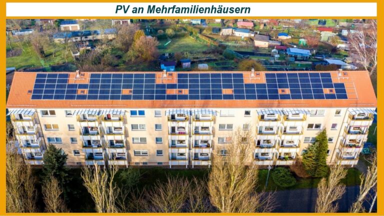 Die Abbildung zeigt eine große Photovoltaikanlage auf einem Wohnblock, die zur nachhaltigen Stromerzeugung beiträgt.