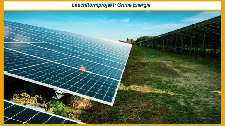 Luftaufnahme eines Solarparks mit mehreren Reihen Photovoltaik-Module. Energiespeicher ergänzen die Anlage zur Förderung der Energiewende.