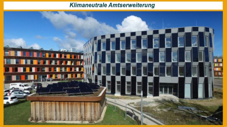 Fassade des klimaneutralen Bürogebäudes des Umweltbundesamtes mit integrierter Photovoltaikanlage zur Förderung der Energiewende.