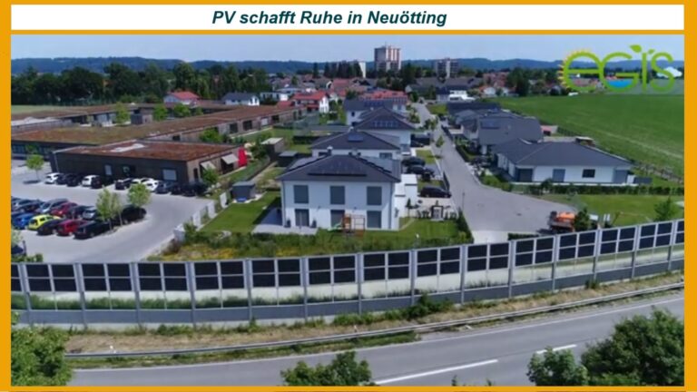 Lärmschutzwand mit integrierter Photovoltaikanlage an der Straße, dahinter Häuser von Neuötting.