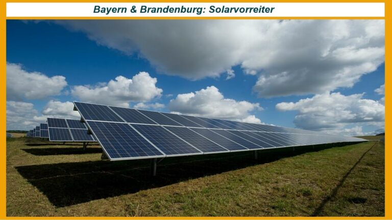 Ein Solarpark in Bayern, der Teil der Energiewende ist, zeigt großflächige Solarpaneele unter klarem Himmel zur nachhaltigen Stromerzeugung.