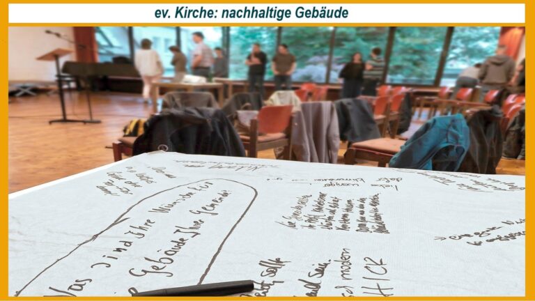 Blick in einen Tagungsraum, in dem über die nachhaltige Renovierung von Kirchengebäuden diskutiert wird.