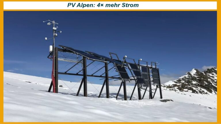 Blick auf eine Photovoltaikanlage in den Bergen im Schnee