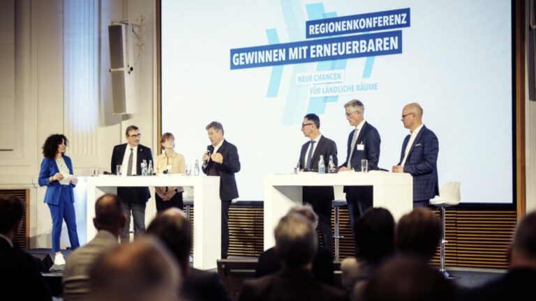 Bild mit Blick auf die Podiumsdiskussion