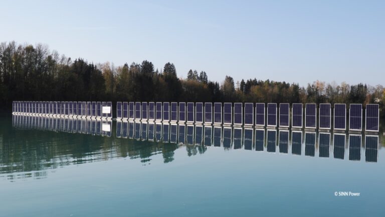 Foto der schwimmenden Photovoltaik-Anlage auf einem Baggersee mit vertikalen, flexibel auslenkbaren PV-Modulen.