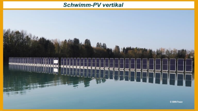Foto der schwimmenden Photovoltaik-Anlage auf einem Baggersee mit vertikalen, flexibel auslenkbaren PV-Modulen.