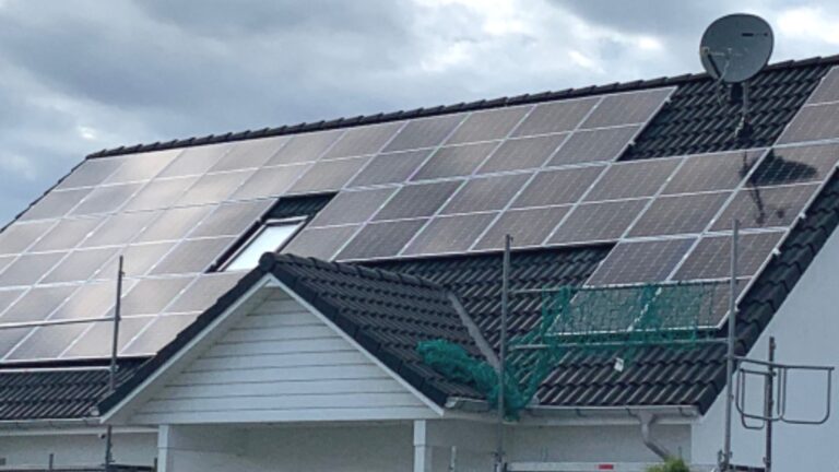 Symbolfoto einer Photovoltaikanlage, die im Rahmen der EEG-Förderung zur Energiewende beiträgt.