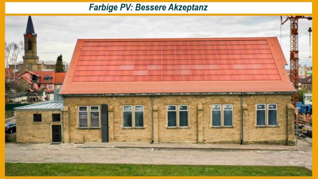 Historisches Gebäude in Eppingen mit roter, ins Dach integrierter Photovoltaik-Anlage, farblich harmonisch angepasst.
