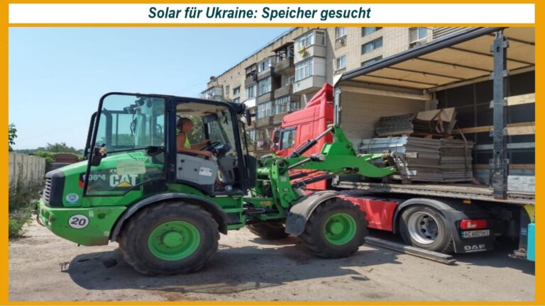 Ein Radlader lädt Solarmodule auf einen LKW, um den Wiederaufbau der Stromversorgung in der Ukraine zu unterstützen.