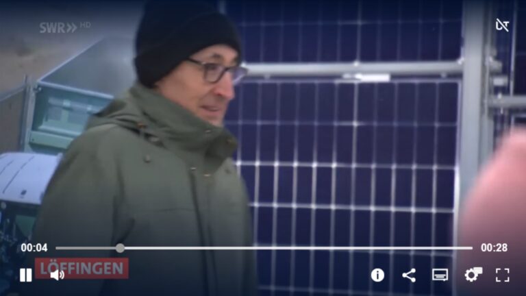 Im SWR Film: Cem Özdemir bei der Eröffnung des Agrisolarparks in Löffingen, der Solarstrom und Landwirtschaft kombiniert.