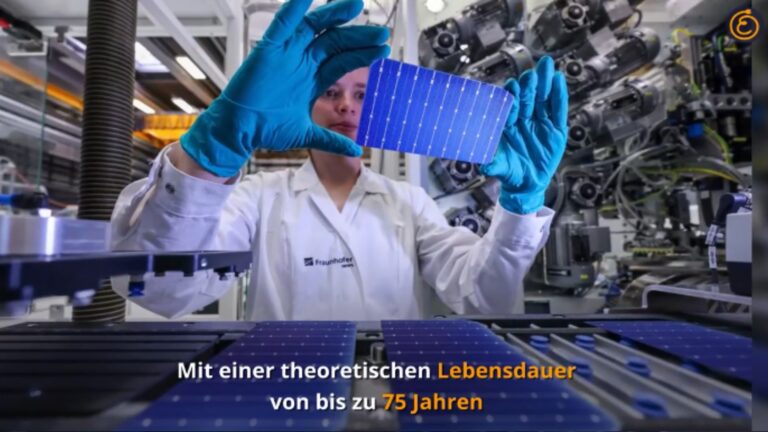 Filmbild über einer Visualisierung neuer Perowskit-Solarzellen mit dem Text „Mit einer theoretischen Lebensdauer von 75 Jahren“