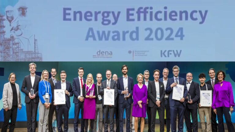 Gruppenbild der Siegerinnen und Sieger des Energy Efficiency Award 2024 bei der Preisverleihung in Berlin.