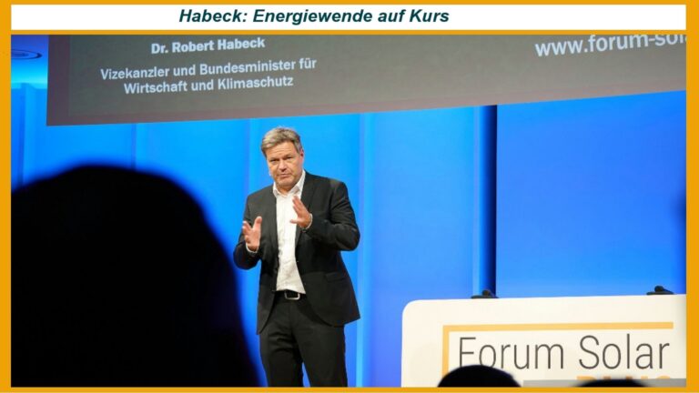 Dr. Robert Habeck hält eine Rede auf dem Forum Solar Plus, betont Erfolge der Energiewende.