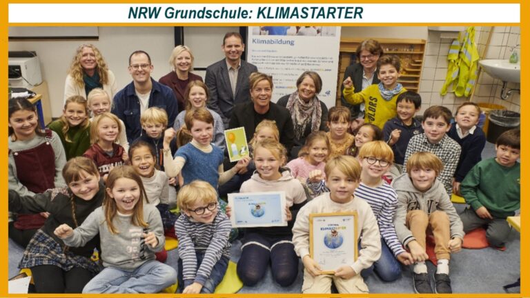 Gruppenfoto mit Ministerin Mona Neubaur bei der Urkundenübergabe an die Don-Bosco-Grundschule Düsseldorf.