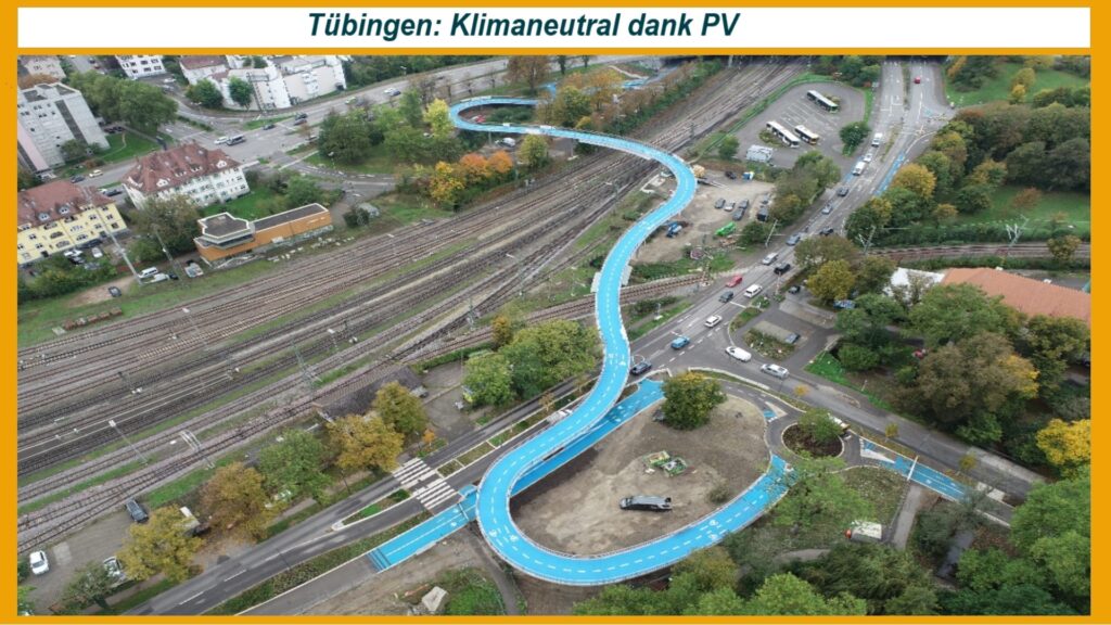 Luftaufnahme der Fahrradbrücke West „Ann Arbor Bridge“ in Tübingen, umgeben von grünen Landschaften.