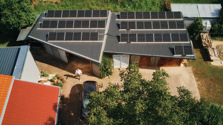 Luftaufnahme eines Hauses mit Solardach, symbolisch für nachhaltige Energie und bidirektionales Laden.